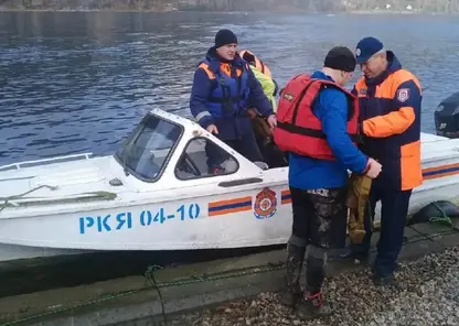 На Красноярском водохранилище сломалась лодка с шестью человеками