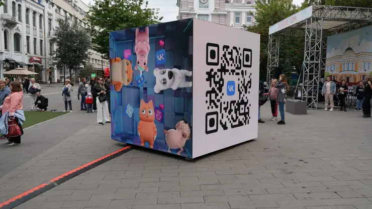 В Красноярске на проспекте Мира установили большой мультимедийный куб
