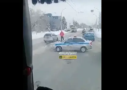 В Новосибирске машина полицейских попала в ДТП