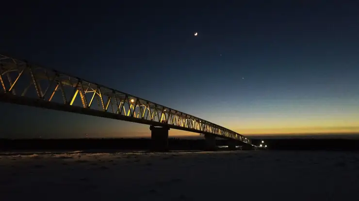 Высокогорский мост в Красноярском крае строят круглосуточно