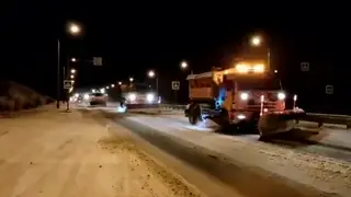 Ночью на уборку дорог в Красноярске выехало около 100 машин