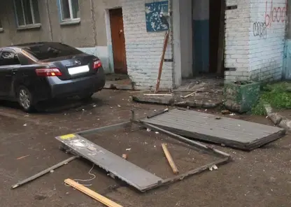 В Лесосибирске ударом молнии выбило металлическую дверь в подъезде жилого дома