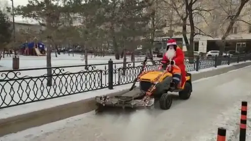 Дед Мороз на подметальной машине убирает улицы Красноярска