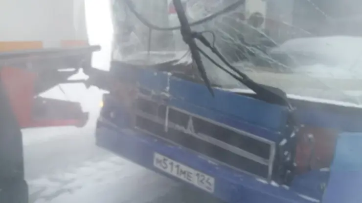 На трассе Норильск — Кайеркан автобус врезался в грузовик