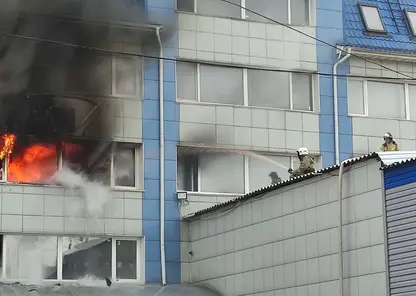 В Красноярске на улице Свердловской горит административное здание 