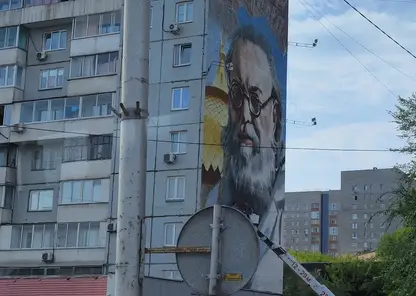 В Красноярске скоро закончат рисовать мурал с изображением святителя Луки