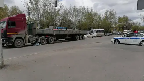 73-летний мужчина погиб под колёсами грузовика на правобережье Красноярска