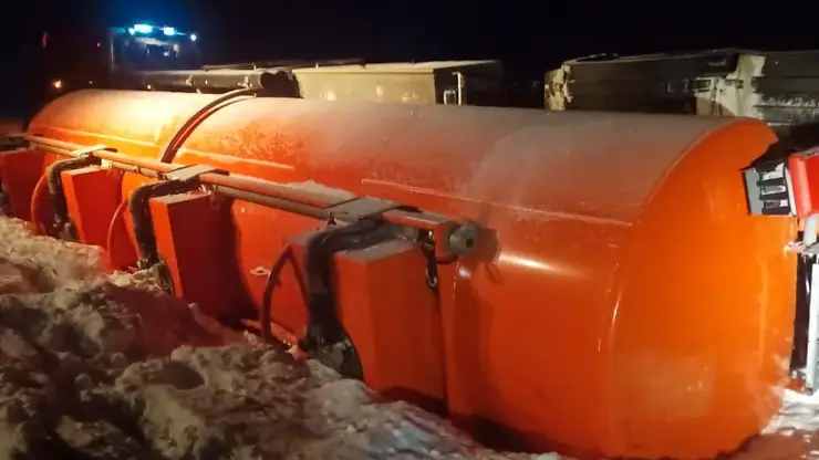 Более 24 тонн дизтоплива разлилось из опрокинувшегося бензовоза в Новосибирской области