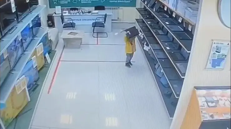 В Якутии ребенок не пощадил технику в магазине