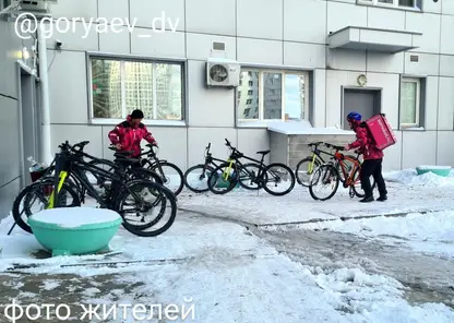 Красноярцы жалуются на парковку сервиса доставки «Самокат» на Батурина