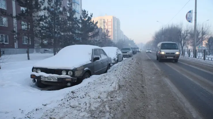 В Красноярске мешающие уборке улиц автомобили будут эвакуировать