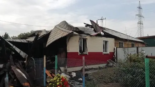 В Шушенском районе пожарные вывели бабушку из охваченного огнем дома