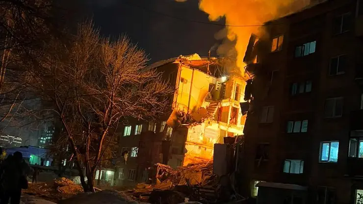 В результате хлопка газа обрушился подъезд жилого дома в Новосибирске