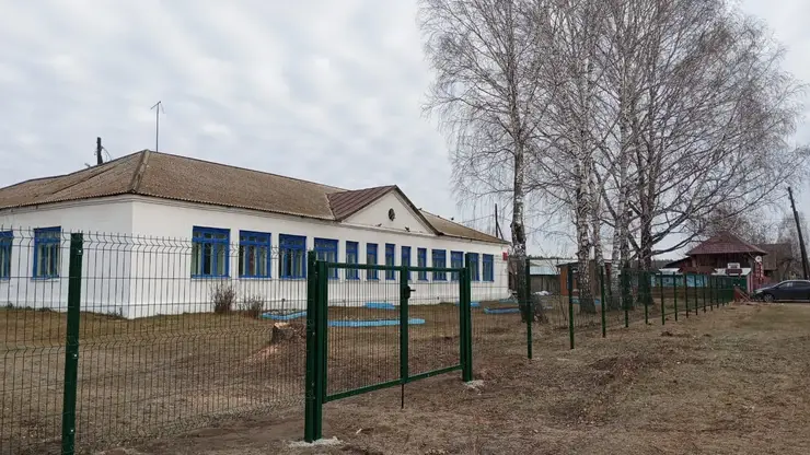 Красноярскэнергосбыт помог Верхнекойской школе №17 с ограждением территории