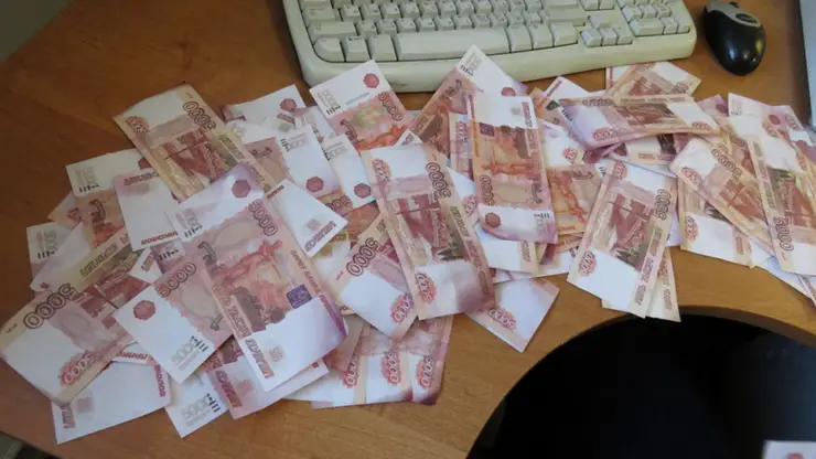 Жительница Канска похитила и подменила на билеты «Банка приколов» 570 тыс. рублей у 91-летнего пенсионера