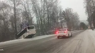 В Красноярске автобус № 63 съехал в кювет