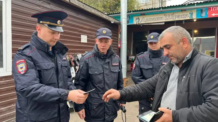 В Красноярске на рынке КрасТЭЦ полицейские проверили 53 иностранцев