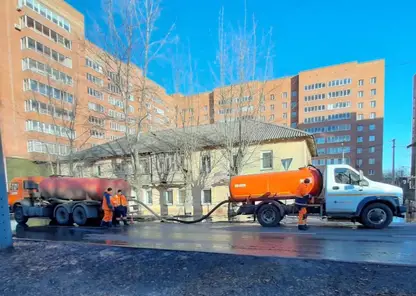 В Красноярске из-за коммунальной аварии затопило улицу Кутузова