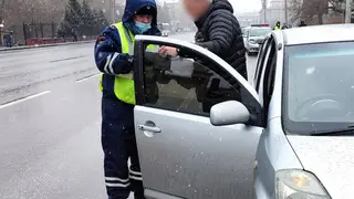 Красноярца арестовали на 5 суток за езду на тонированном автомобиле