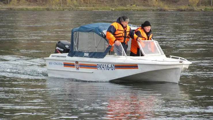 Моторная лодка с тремя людьми перевернулась в Красноярском крае