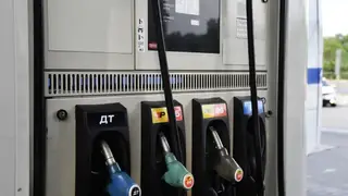 Бензин вновь подешевел на заправках Красноярска