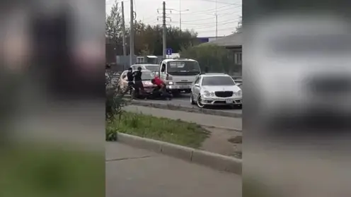 Автомобилисты из Иркутска подрались посреди дороги
