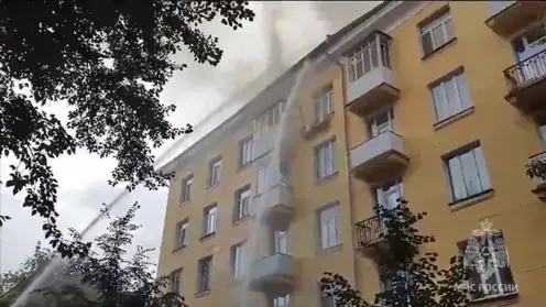 Крупный пожар площадью 600 квадратов потушили в пятиэтажке Новосибирска