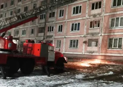 В Иркутской области огнеборцы спасли из горящего дома 13 человек