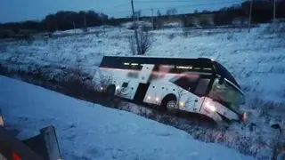 В Хабаровском крае автобус с вахтовиками съехал в кювет