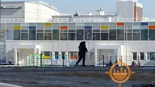 В Красноярске в Солнечном мужчина пугает детей