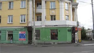 В Красноярске фасад здания на улице Мичурина может обрушиться в любой момент