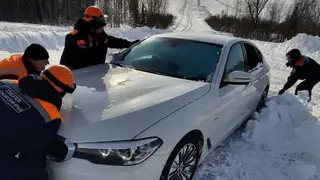 На Красноярском море в снегу застрял автомобиль с юношей и девушкой