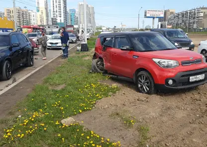 В Красноярске на ул. Авиаторов водитель столкнулся с пятью автомобилями, пострадали женщина и двое детей