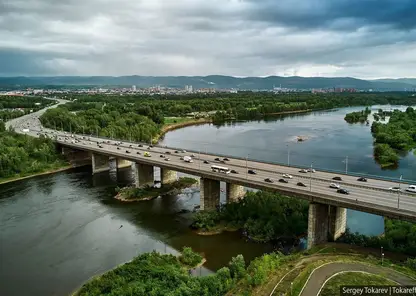 В Красноярске запретят останавливаться на Октябрьском мосту