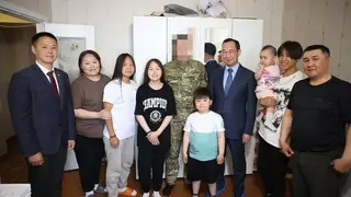 Глава Якутии Айсен Николаев навестил раненого бойца СВО