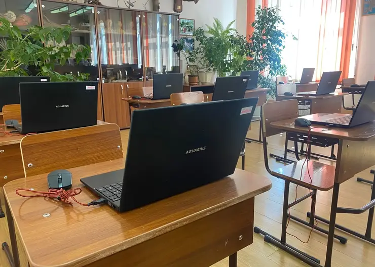 В школы Красноярского края поступили ноутбуки, принтеры и смарт-телевизоры