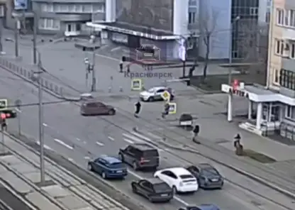 В Красноярске 14-летний самокатчик попал под колёса автомобиля на Красрабе