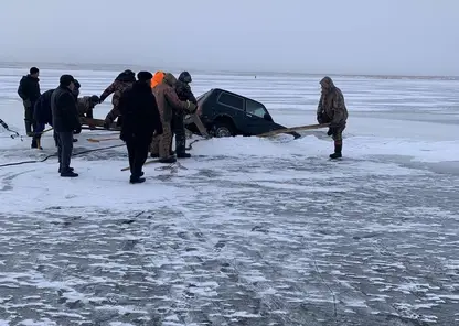 В Иркутской области автомобиль частично провалился на Братском водохранилище