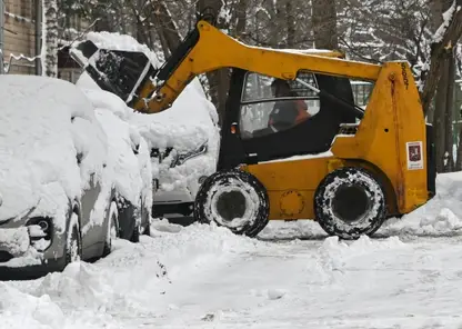 В Хабаровске рабочие убирают снег круглосуточно