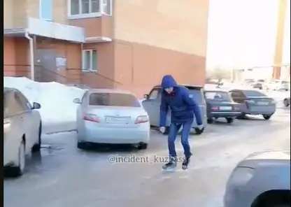 Житель Кемеровской области из-за гололеда добирался до работы на коньках