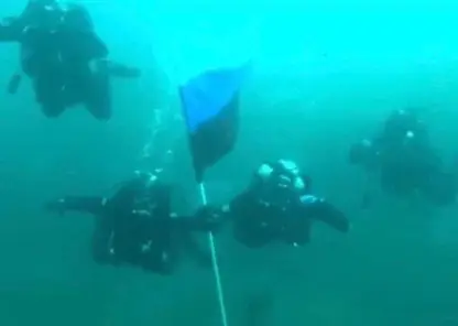 В Шерегеше дайверы погрузились с флагом России на 110-метровую глубину