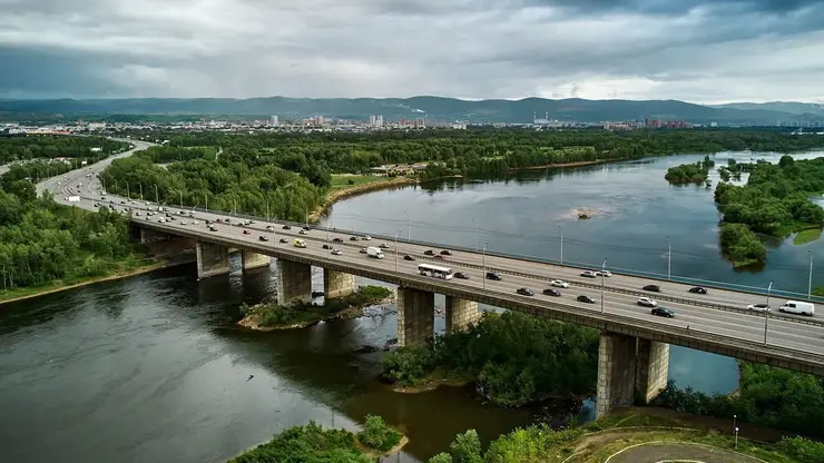 В Красноярске запретят останавливаться на Октябрьском мосту