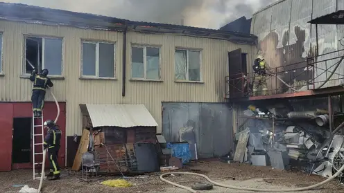 В Красноярске на ул. Достоевского загорелась крыша нежилого здания