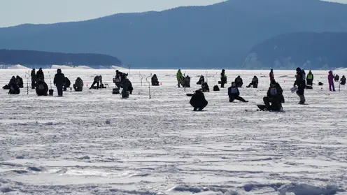 На Красноярском море более 200 участников соревновались в подледной рыбалке
