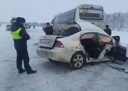 В Новосибирской области в ДТП с рейсовым автобусом и двумя машинами погибли мужчина и ребенок