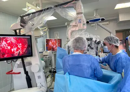 Хирурги из Иркутска с помощью микроскопа с навигацией удалили опухоль головного мозга