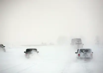 Красноярским водителям напомнили правила загородных поездок в морозы