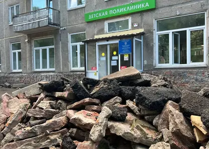 В Красноярске на ул. 60 лет Октября начали расширять парковку возле детской поликлиники