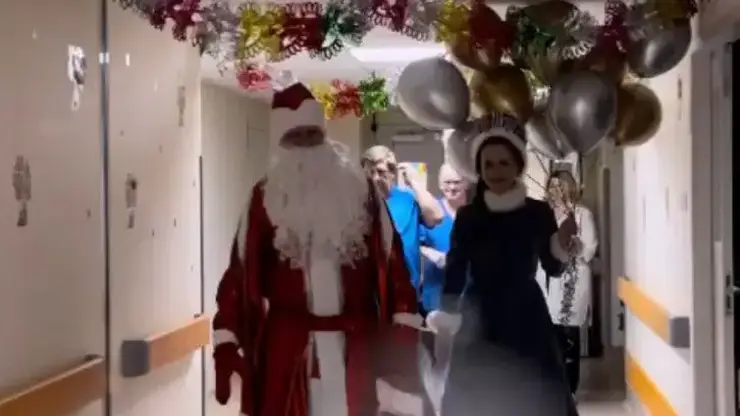 Главврач Красноярской краевой больницы переоделся в Деда Мороза и порадовал юных пациентов ожогового центра