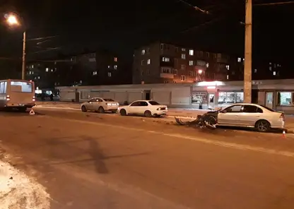 31-летний красноярец угнал чужой автомобиль и врезался в автобус на ул. Новгородской